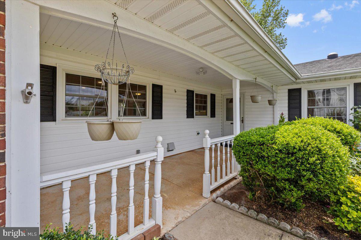 4127 POINT HOLLOW LN, FAIRFAX, Virginia 22033, 4 Bedrooms Bedrooms, ,2 BathroomsBathrooms,Residential,For sale,4127 POINT HOLLOW LN,VAFX2258644 MLS # VAFX2258644