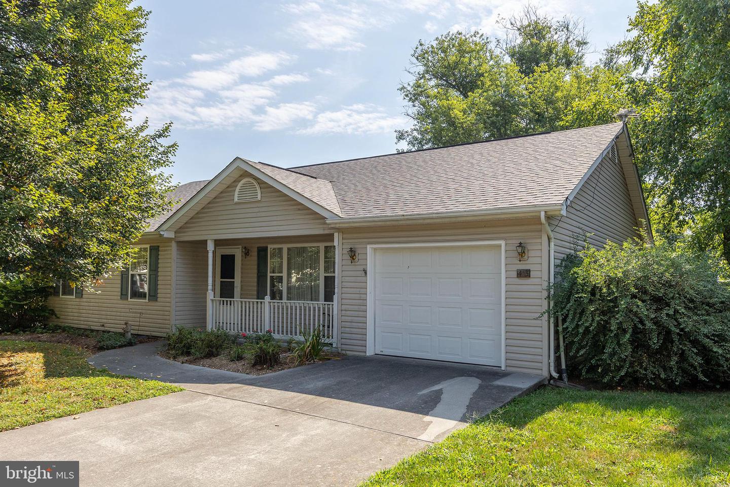 423 CRESCENT DR, WINCHESTER, Virginia 22601, 3 Bedrooms Bedrooms, 5 Rooms Rooms,2 BathroomsBathrooms,Residential,For sale,423 CRESCENT DR,VAWI2008870 MLS # VAWI2008870