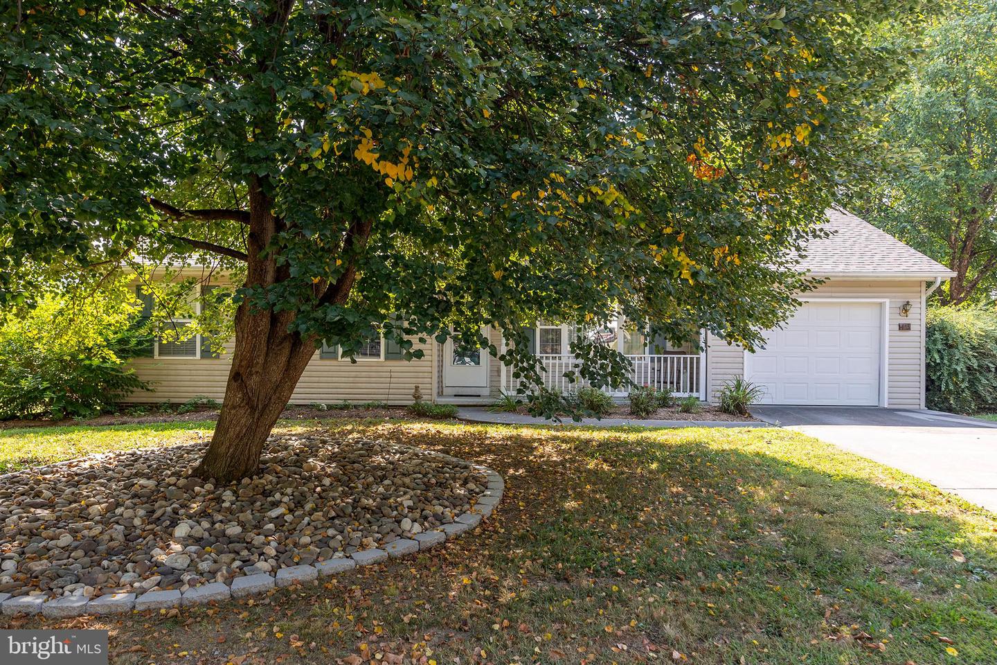 423 CRESCENT DR, WINCHESTER, Virginia 22601, 3 Bedrooms Bedrooms, 5 Rooms Rooms,2 BathroomsBathrooms,Residential,For sale,423 CRESCENT DR,VAWI2008870 MLS # VAWI2008870