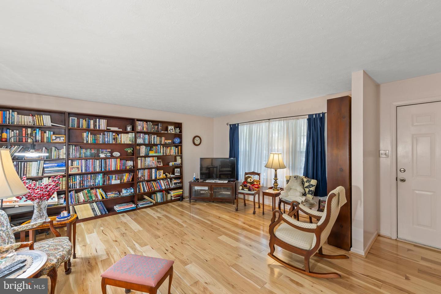 423 CRESCENT DR, WINCHESTER, Virginia 22601, 3 Bedrooms Bedrooms, 5 Rooms Rooms,2 BathroomsBathrooms,Residential,For sale,423 CRESCENT DR,VAWI2008870 MLS # VAWI2008870