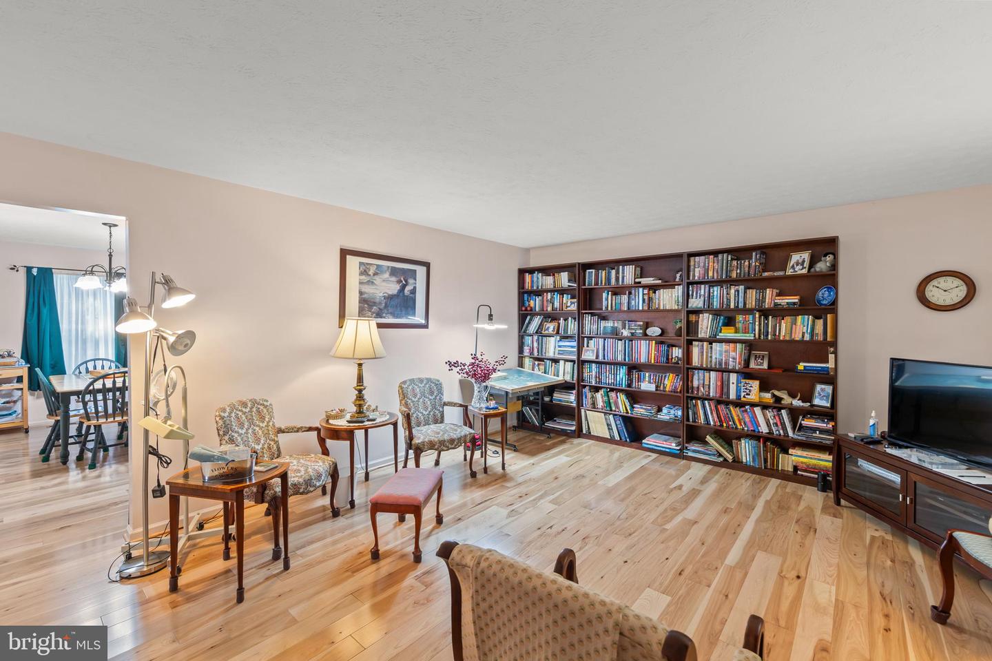 423 CRESCENT DR, WINCHESTER, Virginia 22601, 3 Bedrooms Bedrooms, 5 Rooms Rooms,2 BathroomsBathrooms,Residential,For sale,423 CRESCENT DR,VAWI2008870 MLS # VAWI2008870