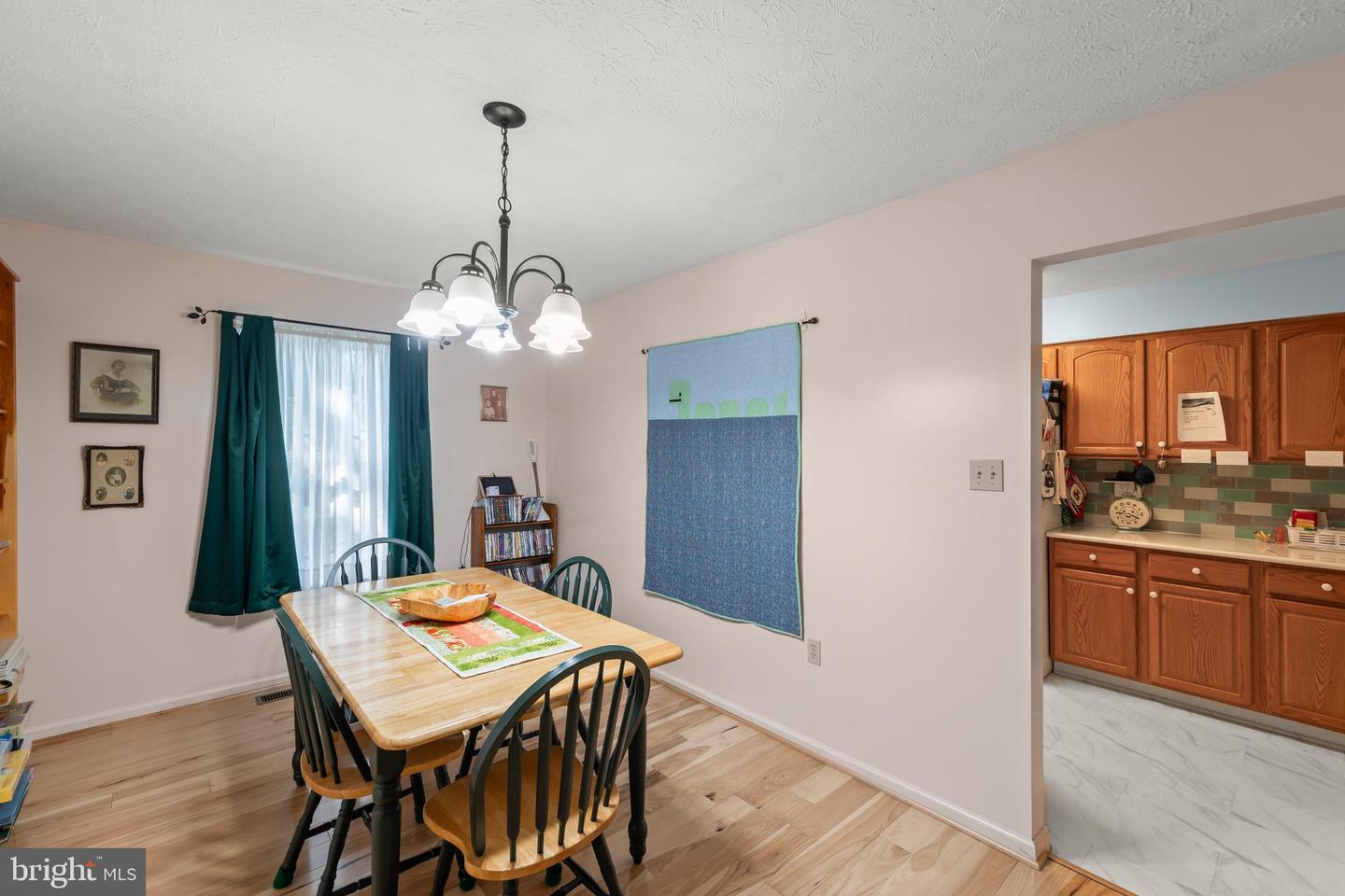 423 CRESCENT DR, WINCHESTER, Virginia 22601, 3 Bedrooms Bedrooms, 5 Rooms Rooms,2 BathroomsBathrooms,Residential,For sale,423 CRESCENT DR,VAWI2008870 MLS # VAWI2008870