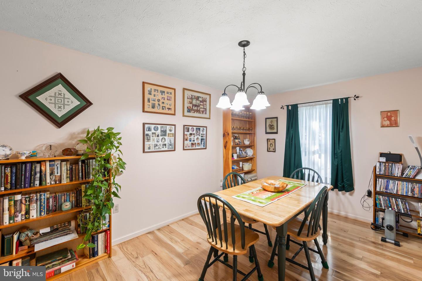 423 CRESCENT DR, WINCHESTER, Virginia 22601, 3 Bedrooms Bedrooms, 5 Rooms Rooms,2 BathroomsBathrooms,Residential,For sale,423 CRESCENT DR,VAWI2008870 MLS # VAWI2008870
