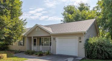423 CRESCENT DR, WINCHESTER, Virginia 22601, 3 Bedrooms Bedrooms, 5 Rooms Rooms,2 BathroomsBathrooms,Residential,For sale,423 CRESCENT DR,VAWI2008870 MLS # VAWI2008870