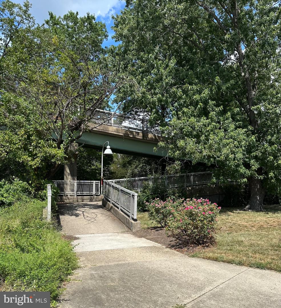 1423 MARTHA CUSTIS DR, ALEXANDRIA, Virginia 22302, 1 Bedroom Bedrooms, 5 Rooms Rooms,1 BathroomBathrooms,Residential,For sale,1423 MARTHA CUSTIS DR,VAAX2048556 MLS # VAAX2048556