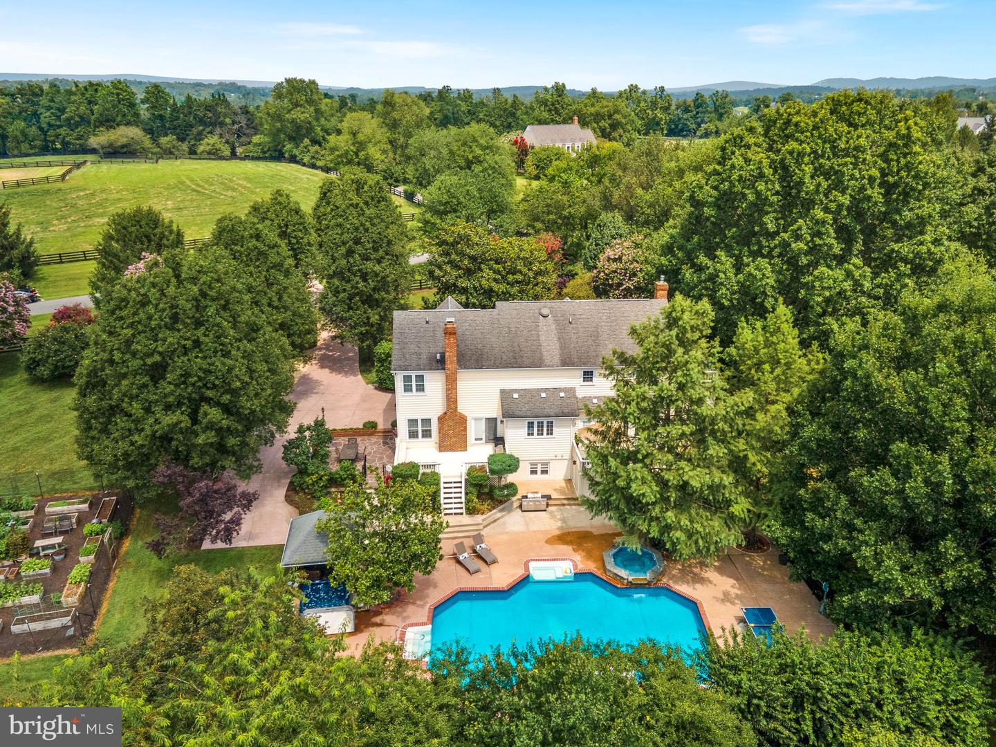 15700 TRAPSHIRE CT, WATERFORD, Virginia 20197, 5 Bedrooms Bedrooms, ,3 BathroomsBathrooms,Residential,For sale,15700 TRAPSHIRE CT,VALO2104380 MLS # VALO2104380