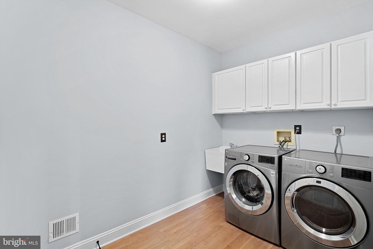 15700 TRAPSHIRE CT, WATERFORD, Virginia 20197, 5 Bedrooms Bedrooms, ,3 BathroomsBathrooms,Residential,For sale,15700 TRAPSHIRE CT,VALO2104380 MLS # VALO2104380
