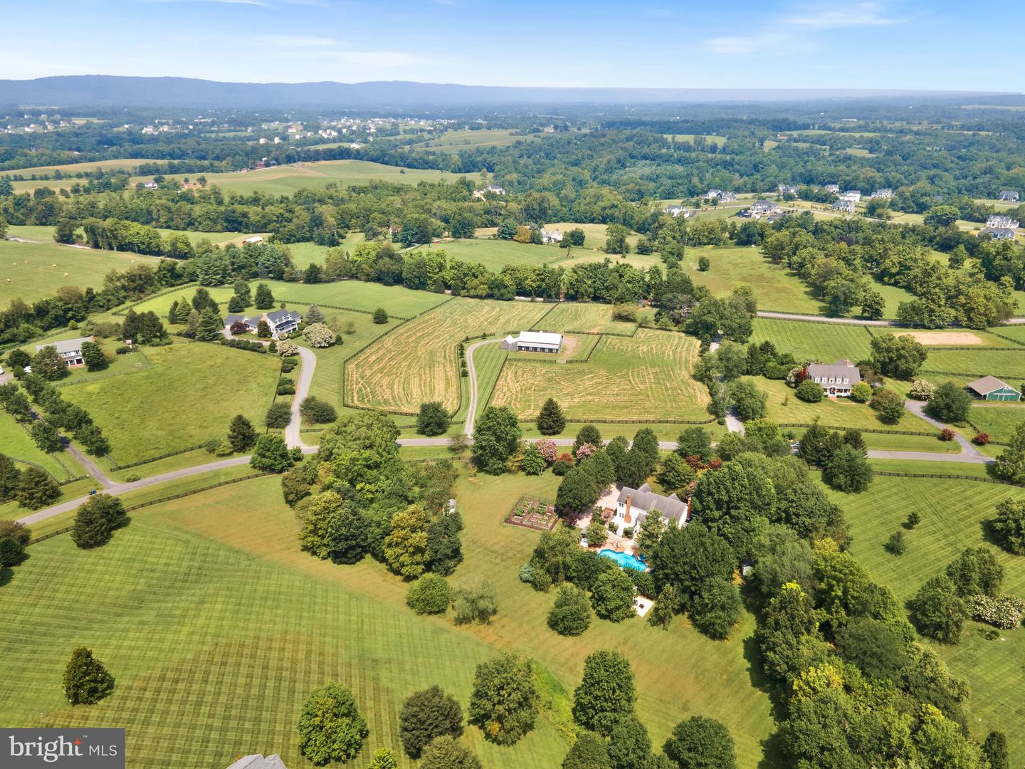 15700 TRAPSHIRE CT, WATERFORD, Virginia 20197, 5 Bedrooms Bedrooms, ,3 BathroomsBathrooms,Residential,For sale,15700 TRAPSHIRE CT,VALO2104380 MLS # VALO2104380