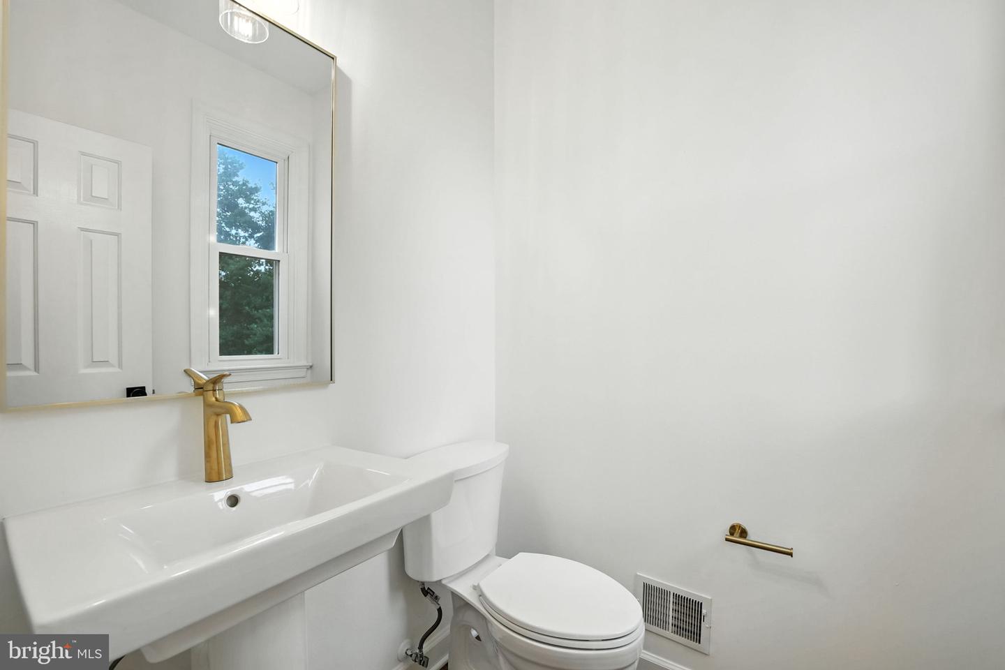 1540 N EDGEWOOD ST, ARLINGTON, Virginia 22201, 4 Bedrooms Bedrooms, ,4 BathroomsBathrooms,Residential,For sale,1540 N EDGEWOOD ST,VAAR2062264 MLS # VAAR2062264