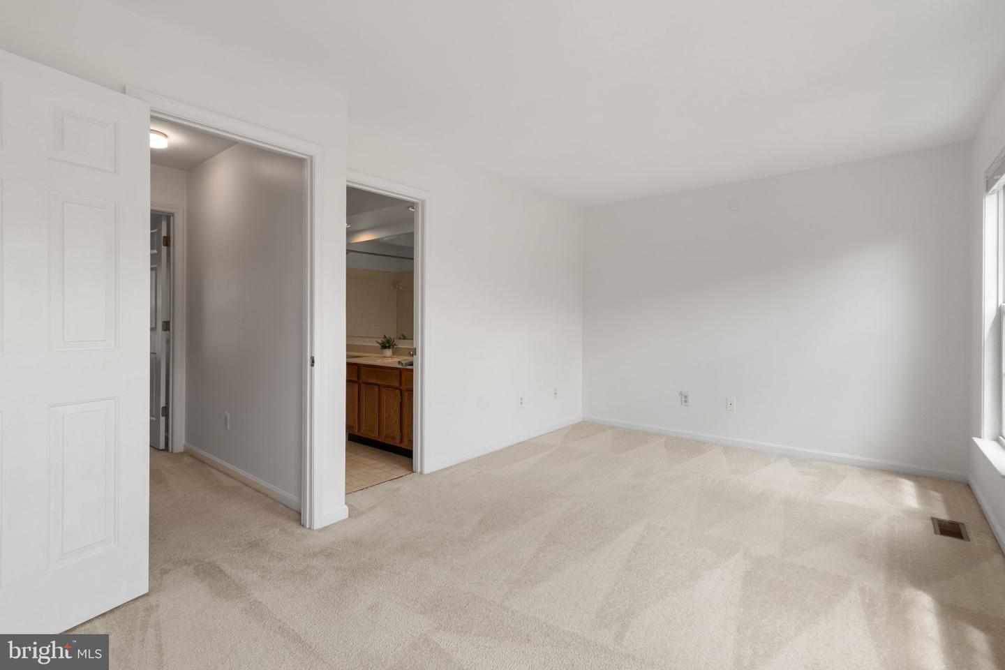 22025 GUILFORD STATION TERRACE, STERLING, Virginia 20166, 2 Bedrooms Bedrooms, ,2 BathroomsBathrooms,Residential,For sale,22025 GUILFORD STATION TERRACE,VALO2104574 MLS # VALO2104574