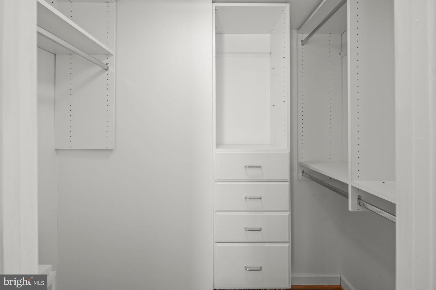 8340 GREENSBORO DR #302, MCLEAN, Virginia 22102, 1 Bedroom Bedrooms, ,1 BathroomBathrooms,Residential,For sale,8340 GREENSBORO DR #302,VAFX2261314 MLS # VAFX2261314