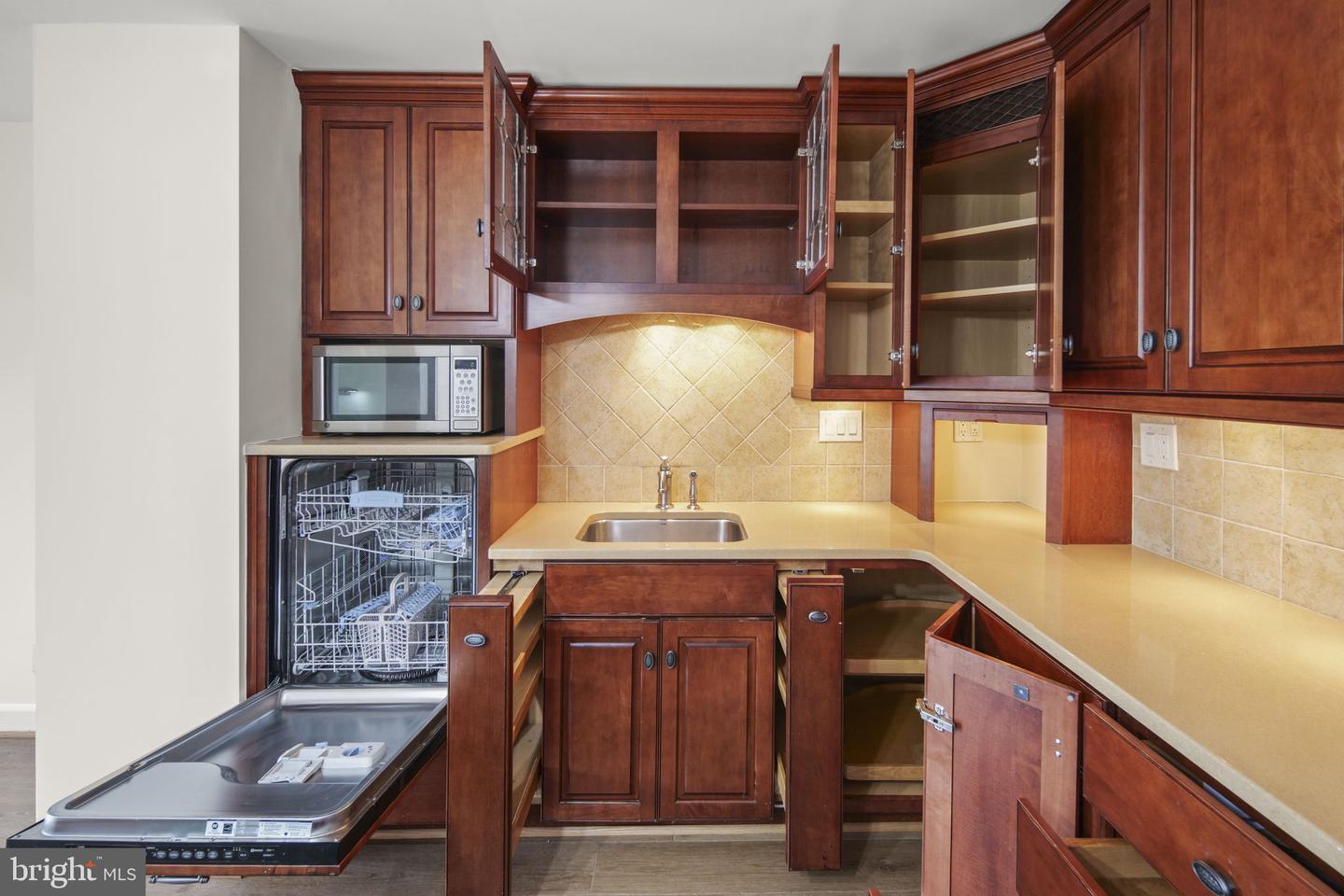 8340 GREENSBORO DR #302, MCLEAN, Virginia 22102, 1 Bedroom Bedrooms, ,1 BathroomBathrooms,Residential,For sale,8340 GREENSBORO DR #302,VAFX2261314 MLS # VAFX2261314