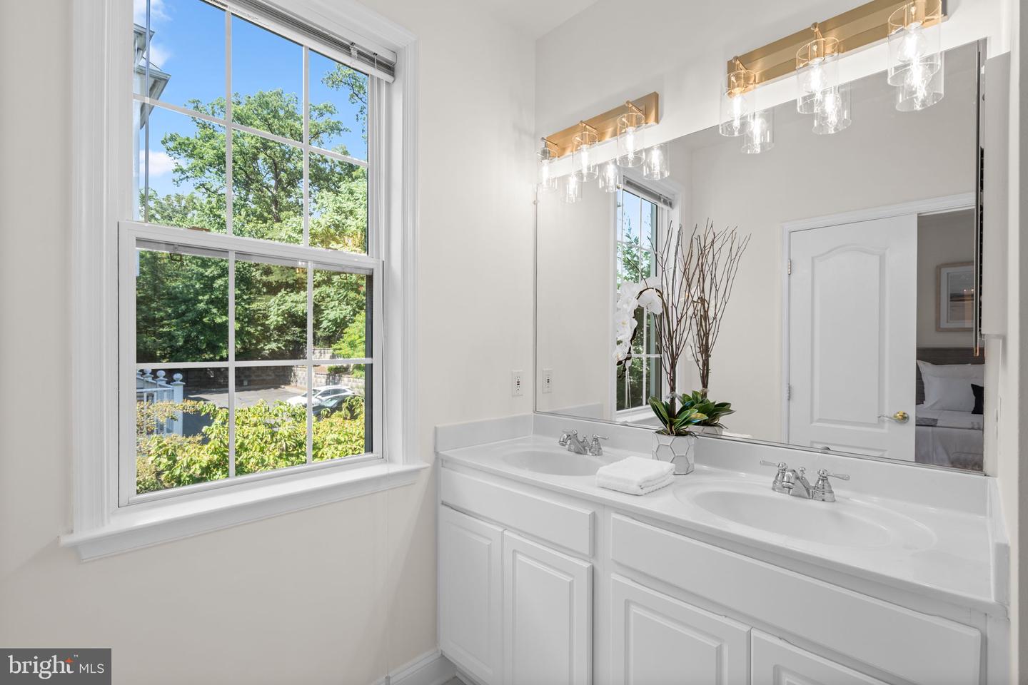 4091 COLUMBIA PIKE, ARLINGTON, Virginia 22204, 3 Bedrooms Bedrooms, 6 Rooms Rooms,2 BathroomsBathrooms,Residential,For sale,4091 COLUMBIA PIKE,VAAR2062340 MLS # VAAR2062340