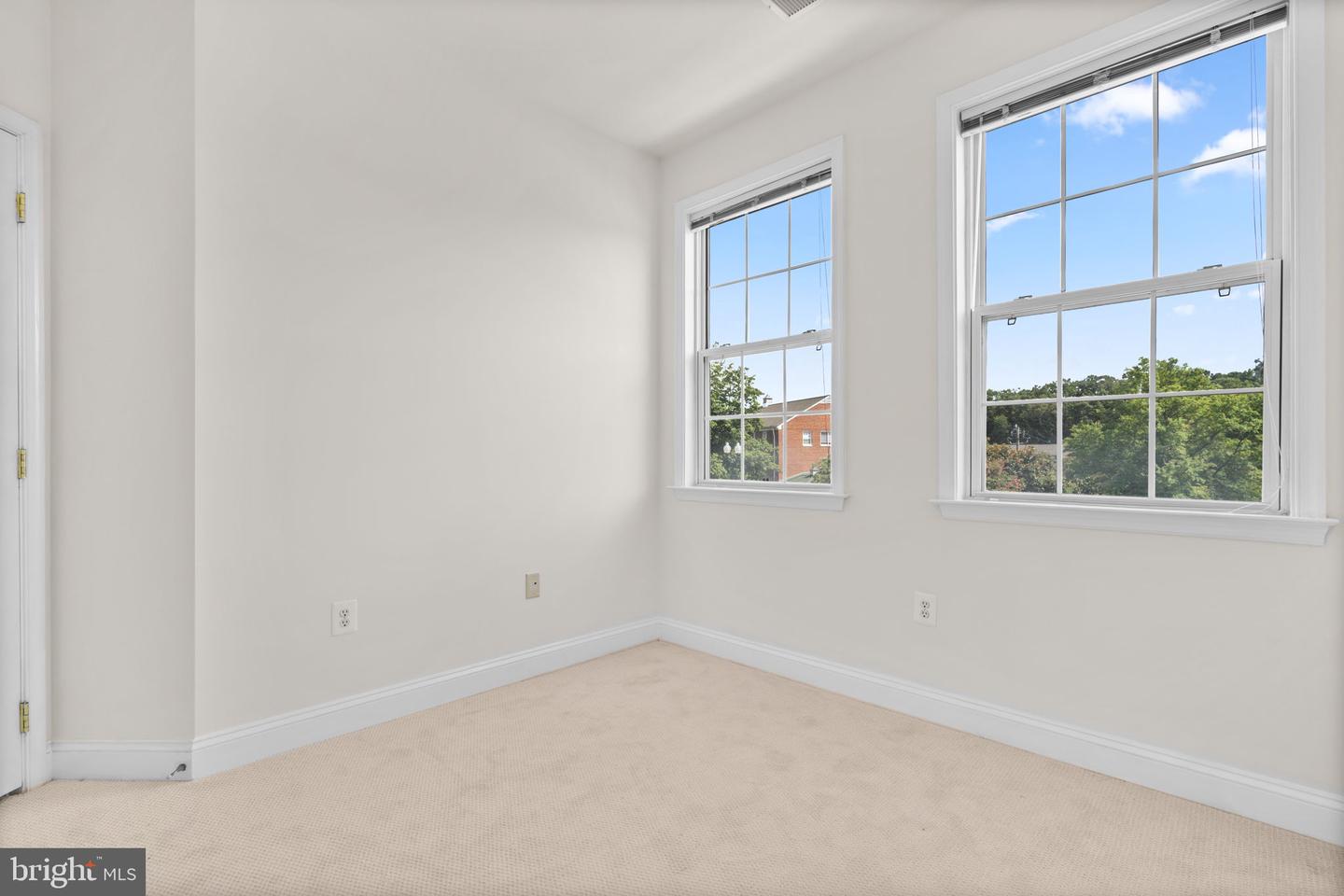 4091 COLUMBIA PIKE, ARLINGTON, Virginia 22204, 3 Bedrooms Bedrooms, 6 Rooms Rooms,2 BathroomsBathrooms,Residential,For sale,4091 COLUMBIA PIKE,VAAR2062340 MLS # VAAR2062340