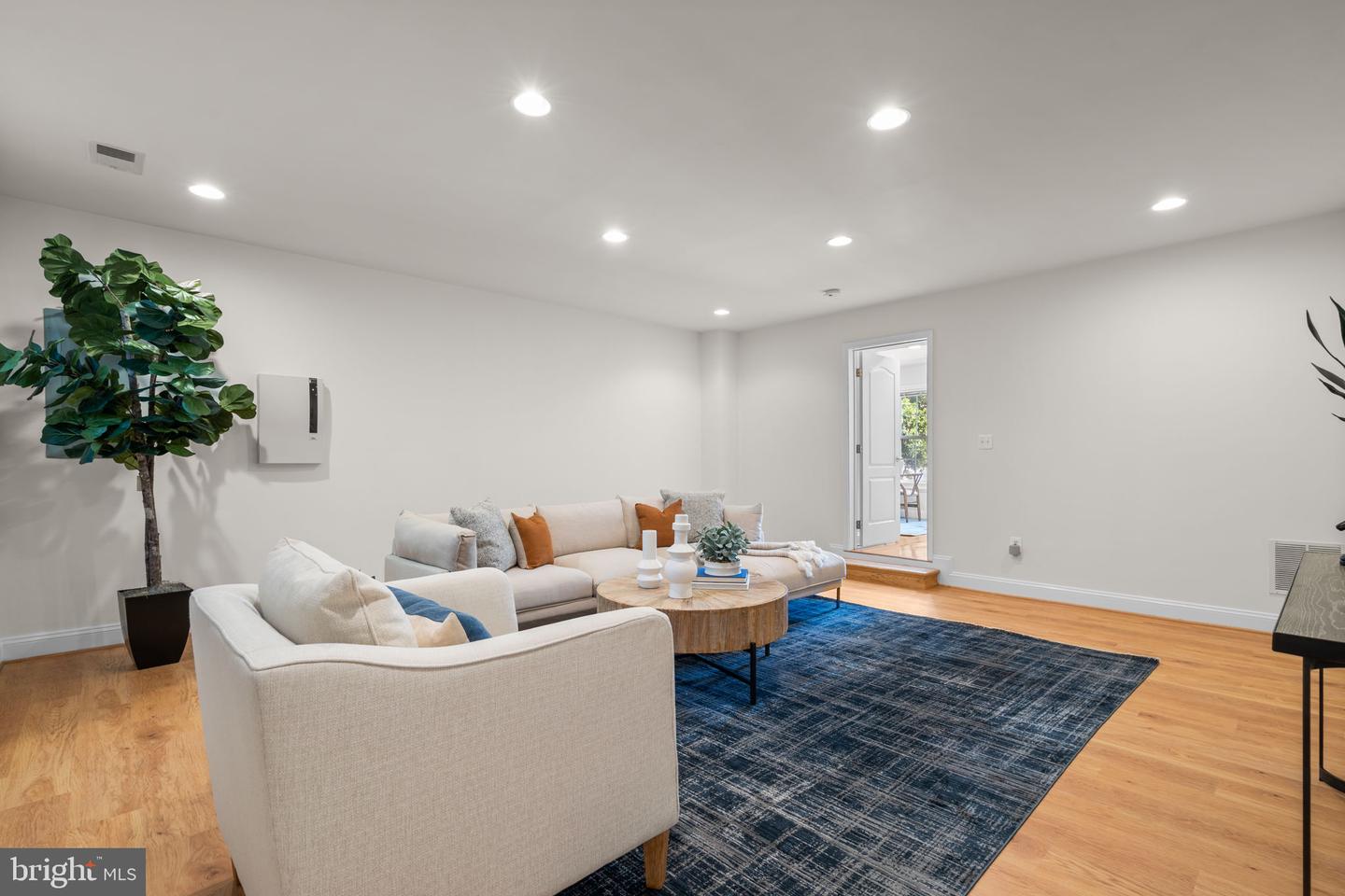 4091 COLUMBIA PIKE, ARLINGTON, Virginia 22204, 3 Bedrooms Bedrooms, 6 Rooms Rooms,2 BathroomsBathrooms,Residential,For sale,4091 COLUMBIA PIKE,VAAR2062340 MLS # VAAR2062340