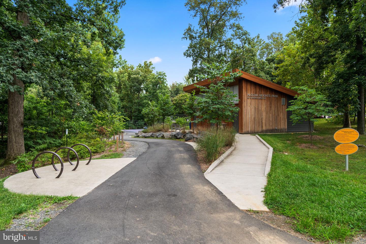 4091 COLUMBIA PIKE, ARLINGTON, Virginia 22204, 3 Bedrooms Bedrooms, 6 Rooms Rooms,2 BathroomsBathrooms,Residential,For sale,4091 COLUMBIA PIKE,VAAR2062340 MLS # VAAR2062340