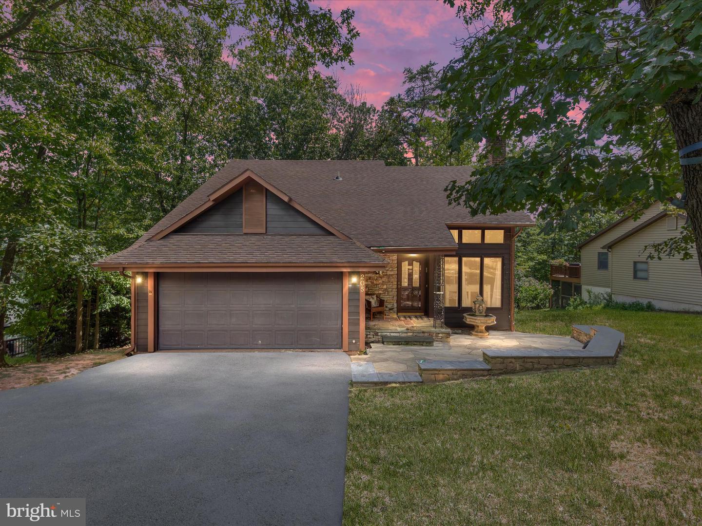 205 FAIRWAY CIR, CROSS JUNCTION, Virginia 22625, 4 Bedrooms Bedrooms, 12 Rooms Rooms,3 BathroomsBathrooms,Residential,For sale,205 FAIRWAY CIR,VAFV2036146 MLS # VAFV2036146