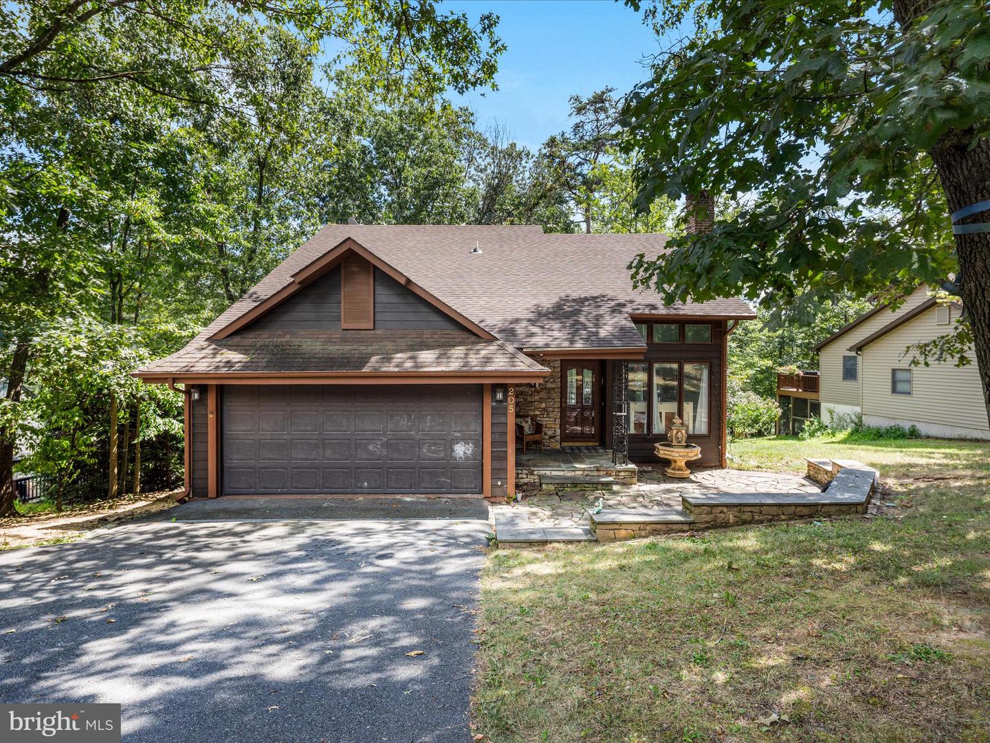 205 FAIRWAY CIR, CROSS JUNCTION, Virginia 22625, 4 Bedrooms Bedrooms, 12 Rooms Rooms,3 BathroomsBathrooms,Residential,For sale,205 FAIRWAY CIR,VAFV2036146 MLS # VAFV2036146