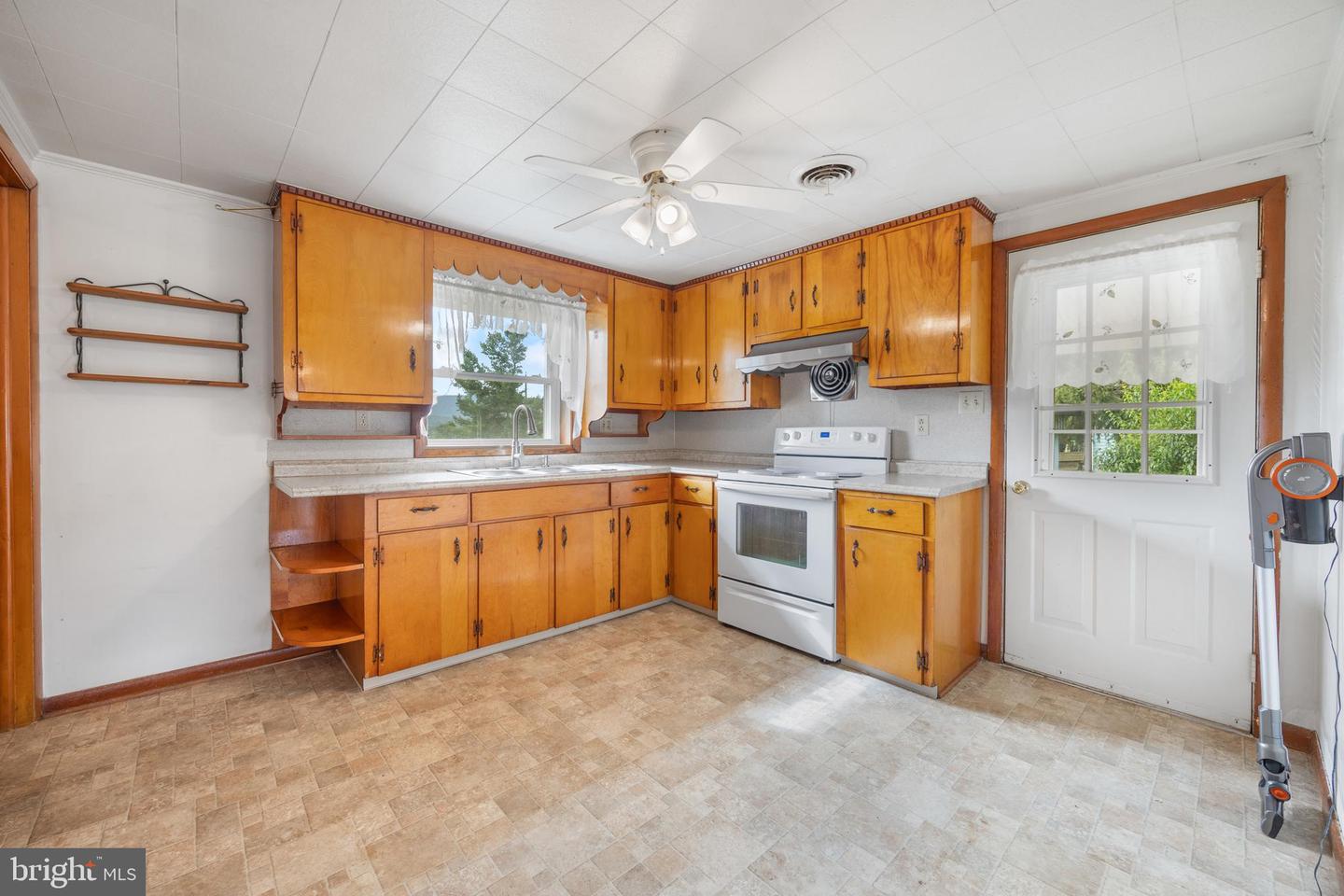 6168 MOORE AVE, MOUNT JACKSON, Virginia 22842, 2 Bedrooms Bedrooms, ,1 BathroomBathrooms,Residential,For sale,6168 MOORE AVE,VASH2012256 MLS # VASH2012256