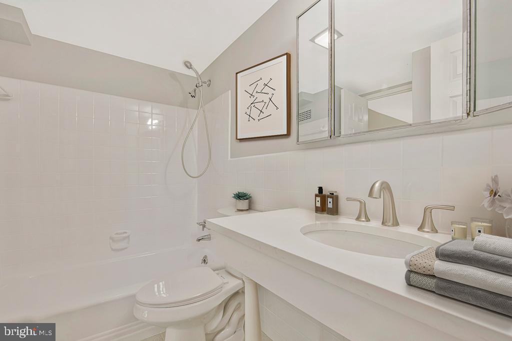 4201 CATHEDRAL AVE NW #902W, WASHINGTON, District Of Columbia 20016, 2 Bedrooms Bedrooms, ,1 BathroomBathrooms,Residential,For sale,4201 CATHEDRAL AVE NW #902W,DCDC2215628 MLS # DCDC2215628