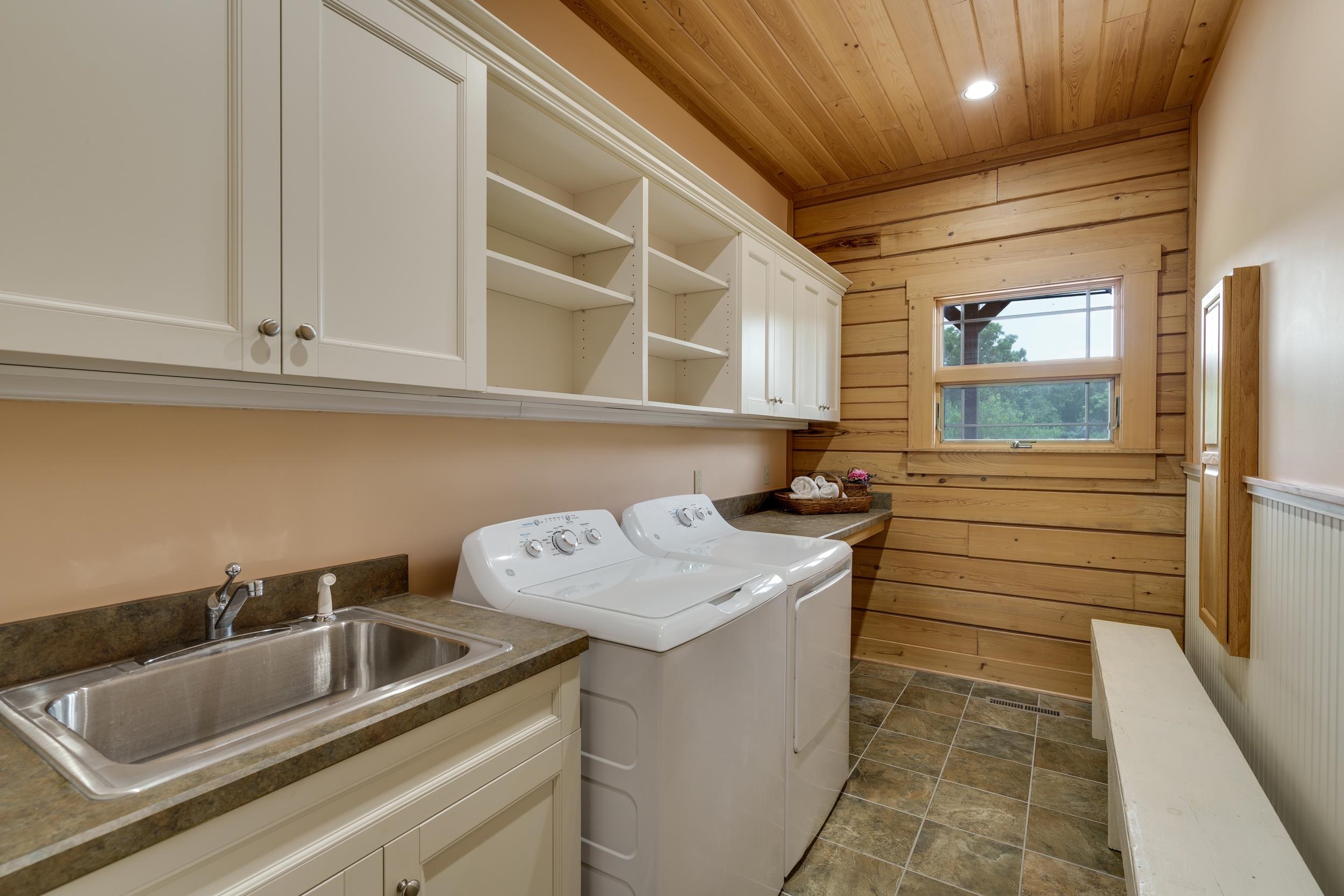 500 LOG CABIN LN, NEW MARKET, Virginia 22844, 3 Bedrooms Bedrooms, ,5 BathroomsBathrooms,Residential,500 LOG CABIN LN,667762 MLS # 667762
