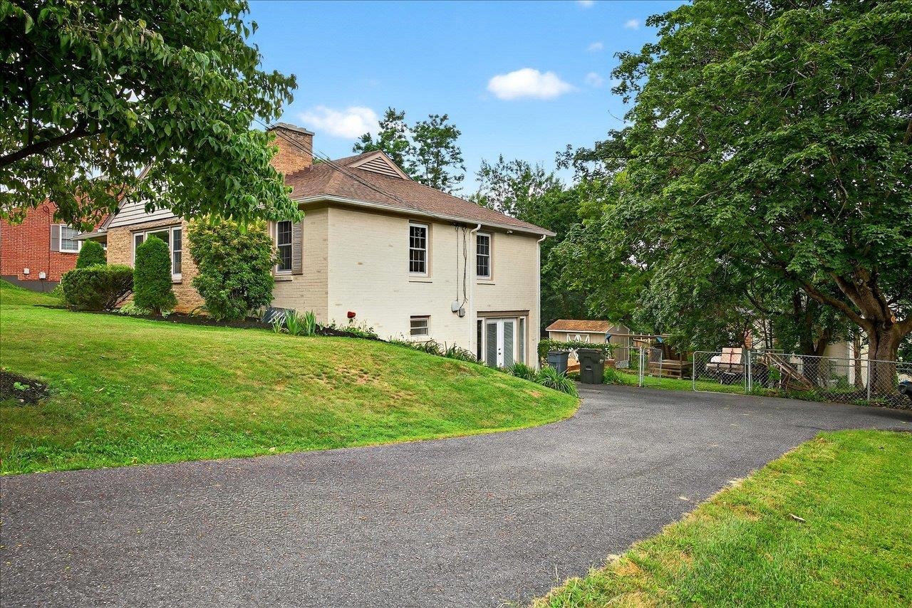 8 BELMONT DR, STAUNTON, Virginia 24401, 2 Bedrooms Bedrooms, ,2 BathroomsBathrooms,Residential,8 BELMONT DR,667982 MLS # 667982