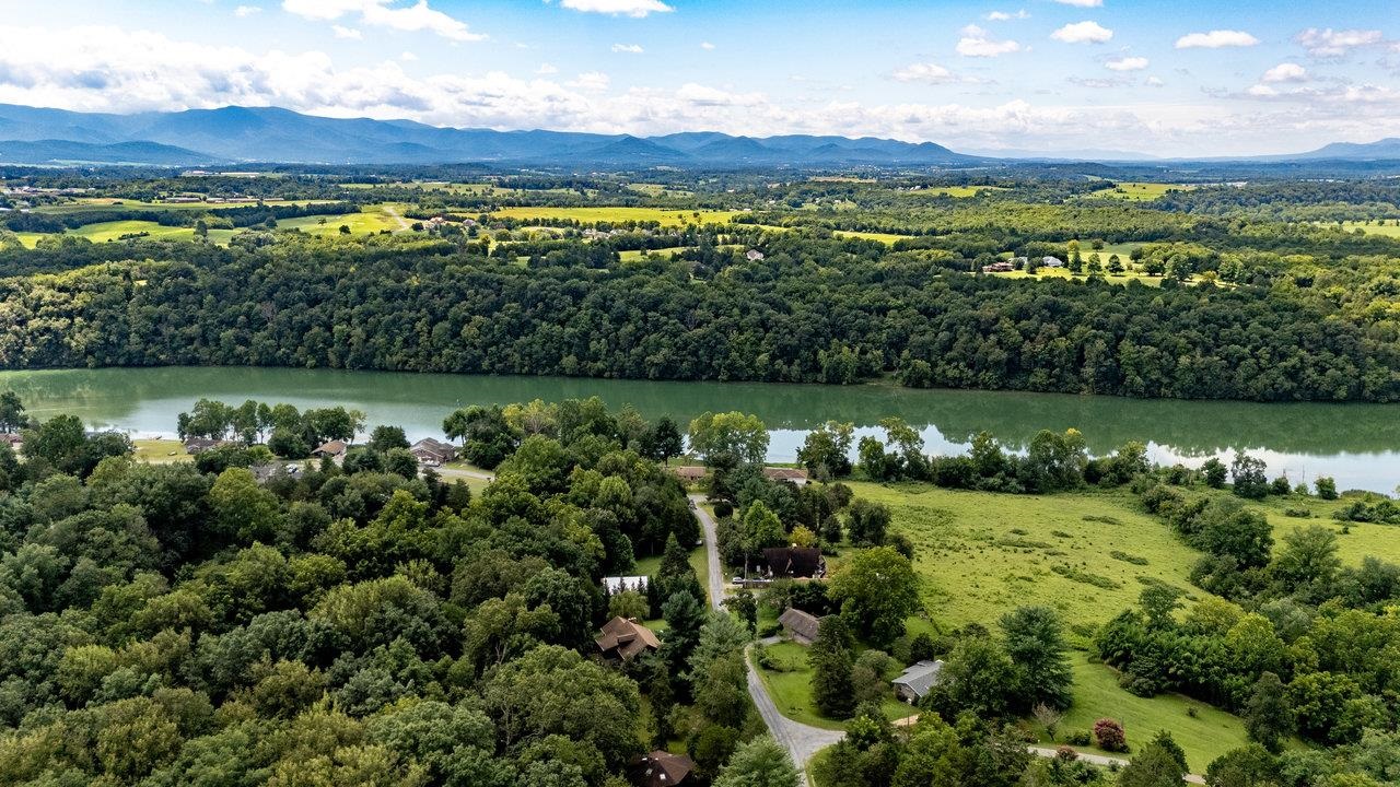 606 RIVERSIDE DR, LURAY, Virginia 22835, 1 Bedroom Bedrooms, ,1 BathroomBathrooms,Residential,606 RIVERSIDE DR,668000 MLS # 668000