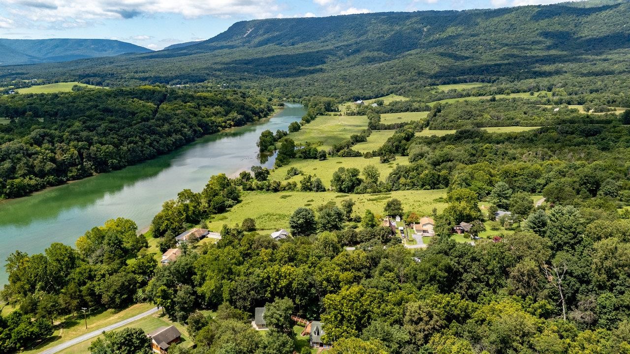 606 RIVERSIDE DR, LURAY, Virginia 22835, 1 Bedroom Bedrooms, ,1 BathroomBathrooms,Residential,606 RIVERSIDE DR,668000 MLS # 668000