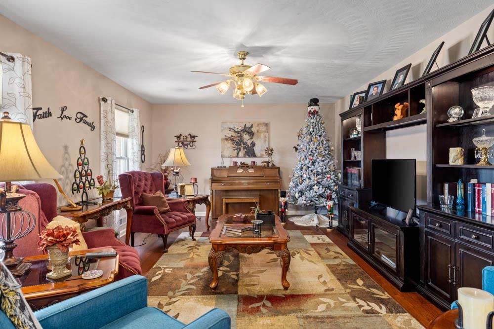 406 THREE LEAGUES RD, MCGAHEYSVILLE, Virginia 22840, 3 Bedrooms Bedrooms, ,2 BathroomsBathrooms,Residential,welcome to 406 Three Leagues Road,406 THREE LEAGUES RD,668004 MLS # 668004