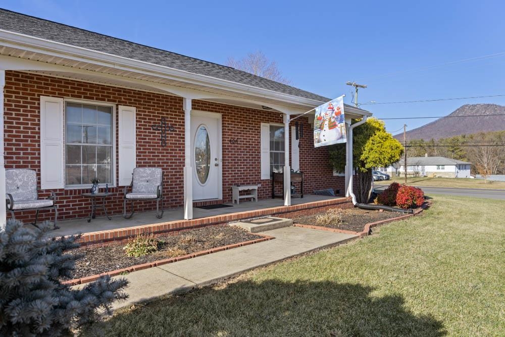 406 THREE LEAGUES RD, MCGAHEYSVILLE, Virginia 22840, 3 Bedrooms Bedrooms, ,2 BathroomsBathrooms,Residential,welcome to 406 Three Leagues Road,406 THREE LEAGUES RD,668004 MLS # 668004