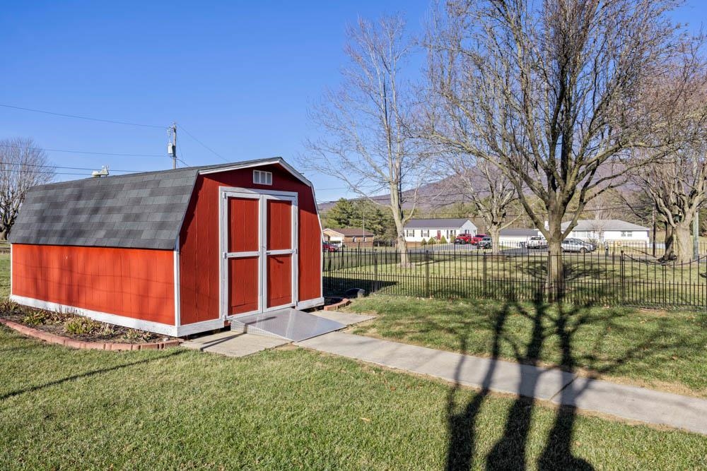 406 THREE LEAGUES RD, MCGAHEYSVILLE, Virginia 22840, 3 Bedrooms Bedrooms, ,2 BathroomsBathrooms,Residential,welcome to 406 Three Leagues Road,406 THREE LEAGUES RD,668004 MLS # 668004