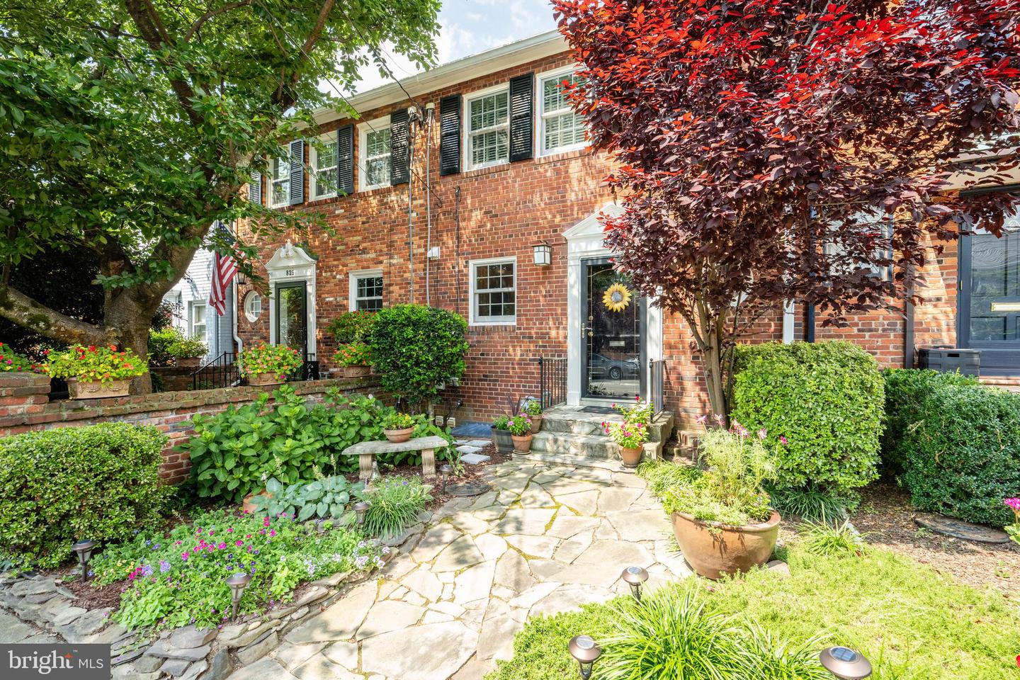 827 S FAIRFAX ST, ALEXANDRIA, Virginia 22314, 3 Bedrooms Bedrooms, ,2 BathroomsBathrooms,Residential,For sale,827 S FAIRFAX ST,VAAX2048042 MLS # VAAX2048042