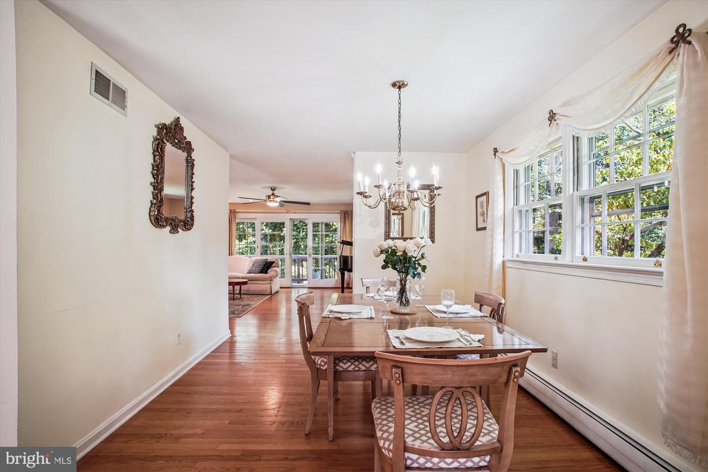 3818 N RIDGEVIEW RD, ARLINGTON, Virginia 22207, 4 Bedrooms Bedrooms, 7 Rooms Rooms,3 BathroomsBathrooms,Residential,For sale,3818 N RIDGEVIEW RD,VAAR2061976 MLS # VAAR2061976