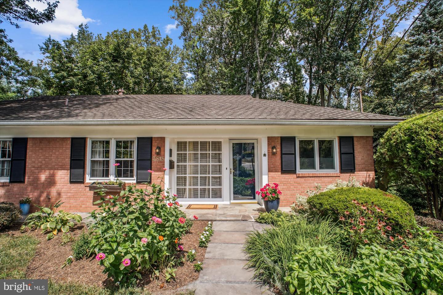 3818 N RIDGEVIEW RD, ARLINGTON, Virginia 22207, 4 Bedrooms Bedrooms, 7 Rooms Rooms,3 BathroomsBathrooms,Residential,For sale,3818 N RIDGEVIEW RD,VAAR2061976 MLS # VAAR2061976