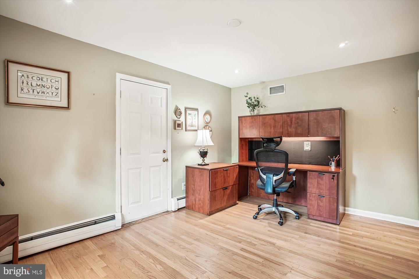 3818 N RIDGEVIEW RD, ARLINGTON, Virginia 22207, 4 Bedrooms Bedrooms, 7 Rooms Rooms,3 BathroomsBathrooms,Residential,For sale,3818 N RIDGEVIEW RD,VAAR2061976 MLS # VAAR2061976