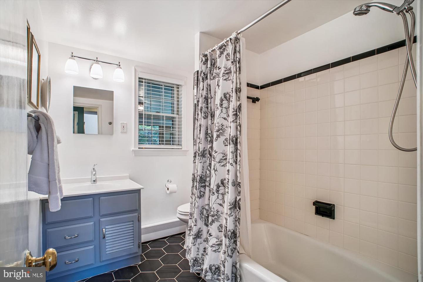3818 N RIDGEVIEW RD, ARLINGTON, Virginia 22207, 4 Bedrooms Bedrooms, 7 Rooms Rooms,3 BathroomsBathrooms,Residential,For sale,3818 N RIDGEVIEW RD,VAAR2061976 MLS # VAAR2061976