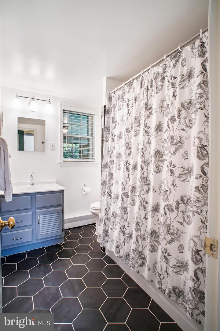 3818 N RIDGEVIEW RD, ARLINGTON, Virginia 22207, 4 Bedrooms Bedrooms, 7 Rooms Rooms,3 BathroomsBathrooms,Residential,For sale,3818 N RIDGEVIEW RD,VAAR2061976 MLS # VAAR2061976