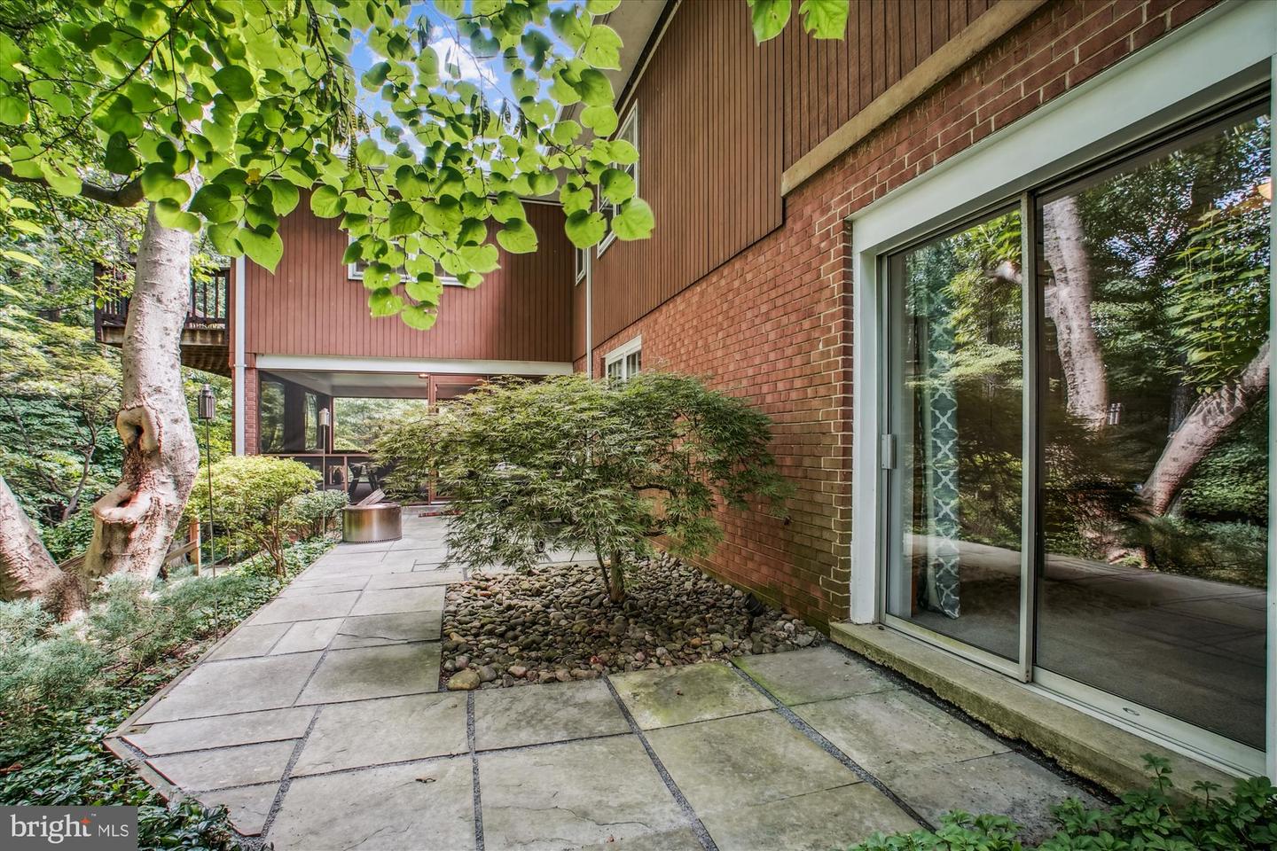 3818 N RIDGEVIEW RD, ARLINGTON, Virginia 22207, 4 Bedrooms Bedrooms, 7 Rooms Rooms,3 BathroomsBathrooms,Residential,For sale,3818 N RIDGEVIEW RD,VAAR2061976 MLS # VAAR2061976