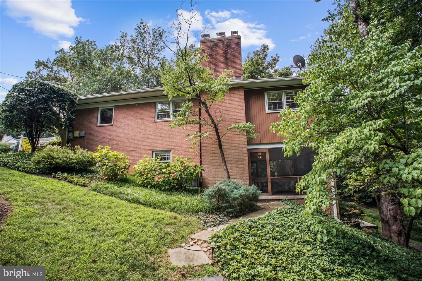 3818 N RIDGEVIEW RD, ARLINGTON, Virginia 22207, 4 Bedrooms Bedrooms, 7 Rooms Rooms,3 BathroomsBathrooms,Residential,For sale,3818 N RIDGEVIEW RD,VAAR2061976 MLS # VAAR2061976