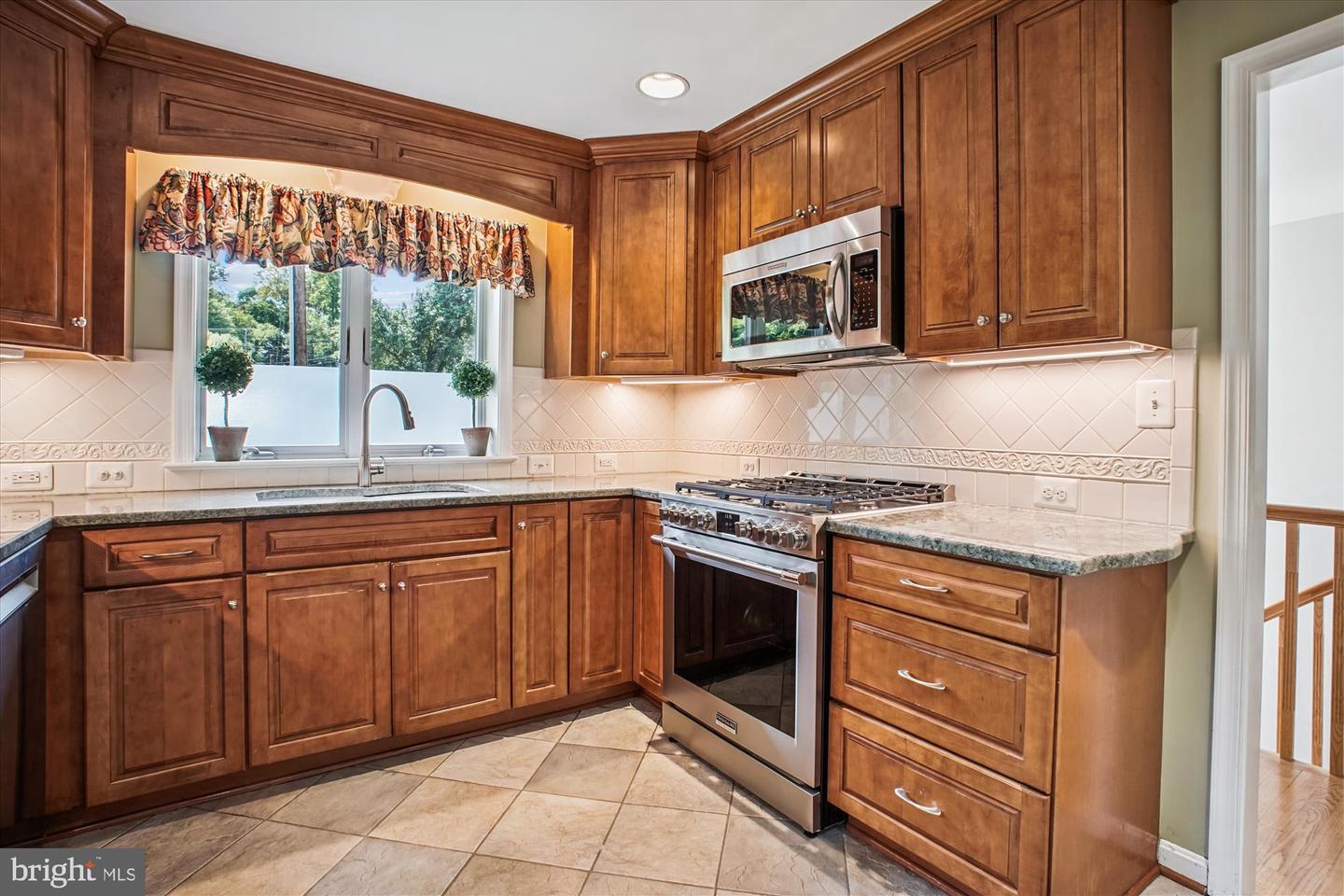 3818 N RIDGEVIEW RD, ARLINGTON, Virginia 22207, 4 Bedrooms Bedrooms, 7 Rooms Rooms,3 BathroomsBathrooms,Residential,For sale,3818 N RIDGEVIEW RD,VAAR2061976 MLS # VAAR2061976