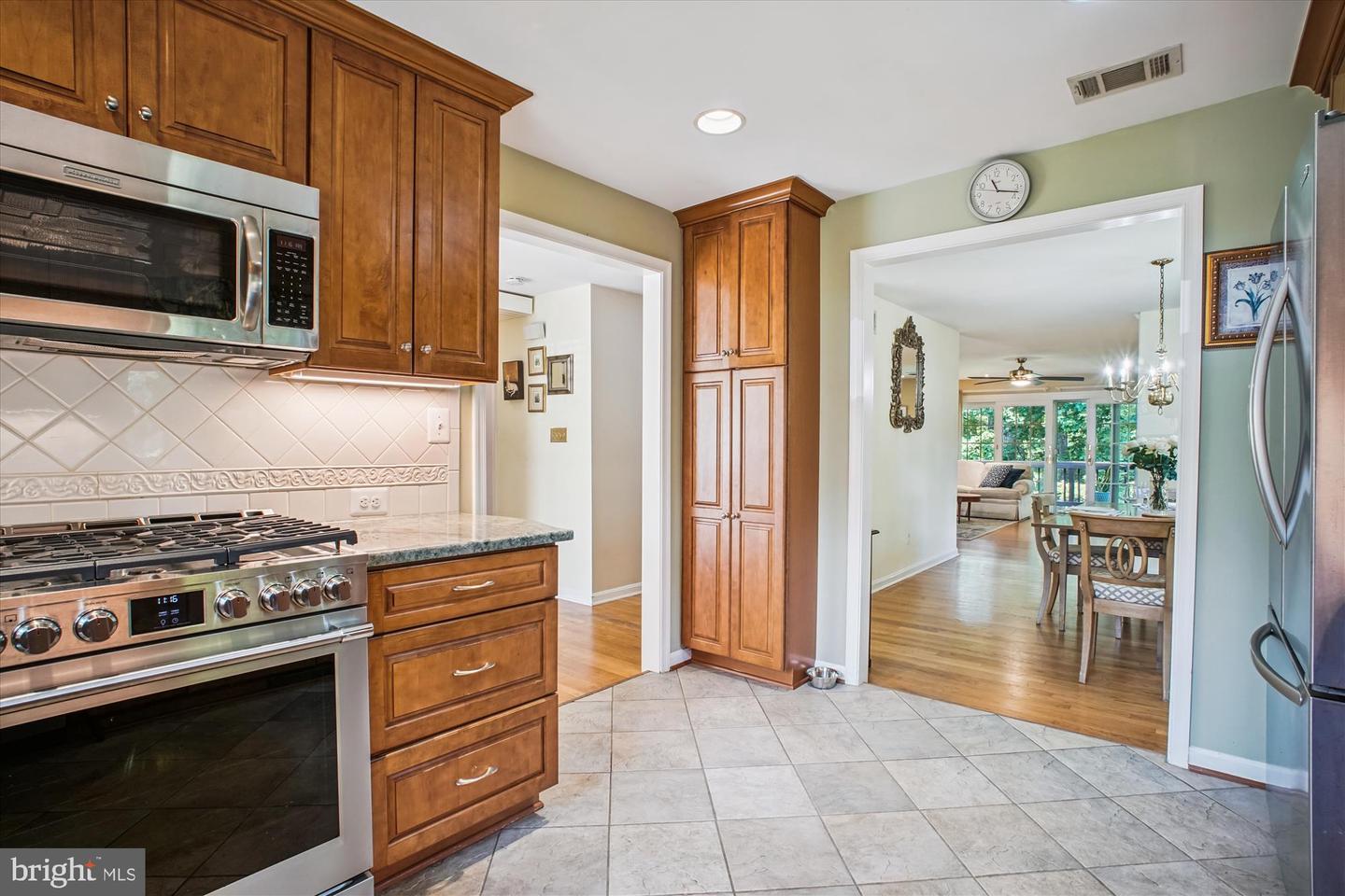 3818 N RIDGEVIEW RD, ARLINGTON, Virginia 22207, 4 Bedrooms Bedrooms, 7 Rooms Rooms,3 BathroomsBathrooms,Residential,For sale,3818 N RIDGEVIEW RD,VAAR2061976 MLS # VAAR2061976