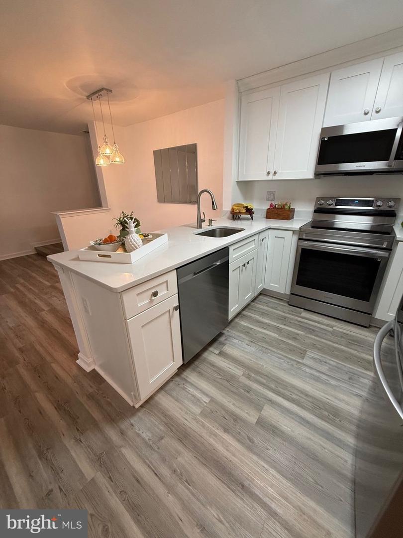 6903 VICTORIA DR #F, ALEXANDRIA, Virginia 22310, 2 Bedrooms Bedrooms, ,2 BathroomsBathrooms,Residential,For sale,6903 VICTORIA DR #F,VAFX2261982 MLS # VAFX2261982