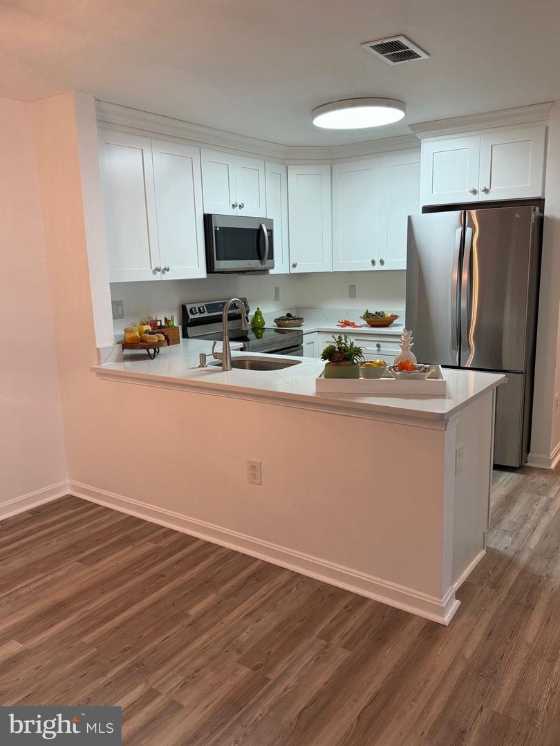 6903 VICTORIA DR #F, ALEXANDRIA, Virginia 22310, 2 Bedrooms Bedrooms, ,2 BathroomsBathrooms,Residential,For sale,6903 VICTORIA DR #F,VAFX2261982 MLS # VAFX2261982