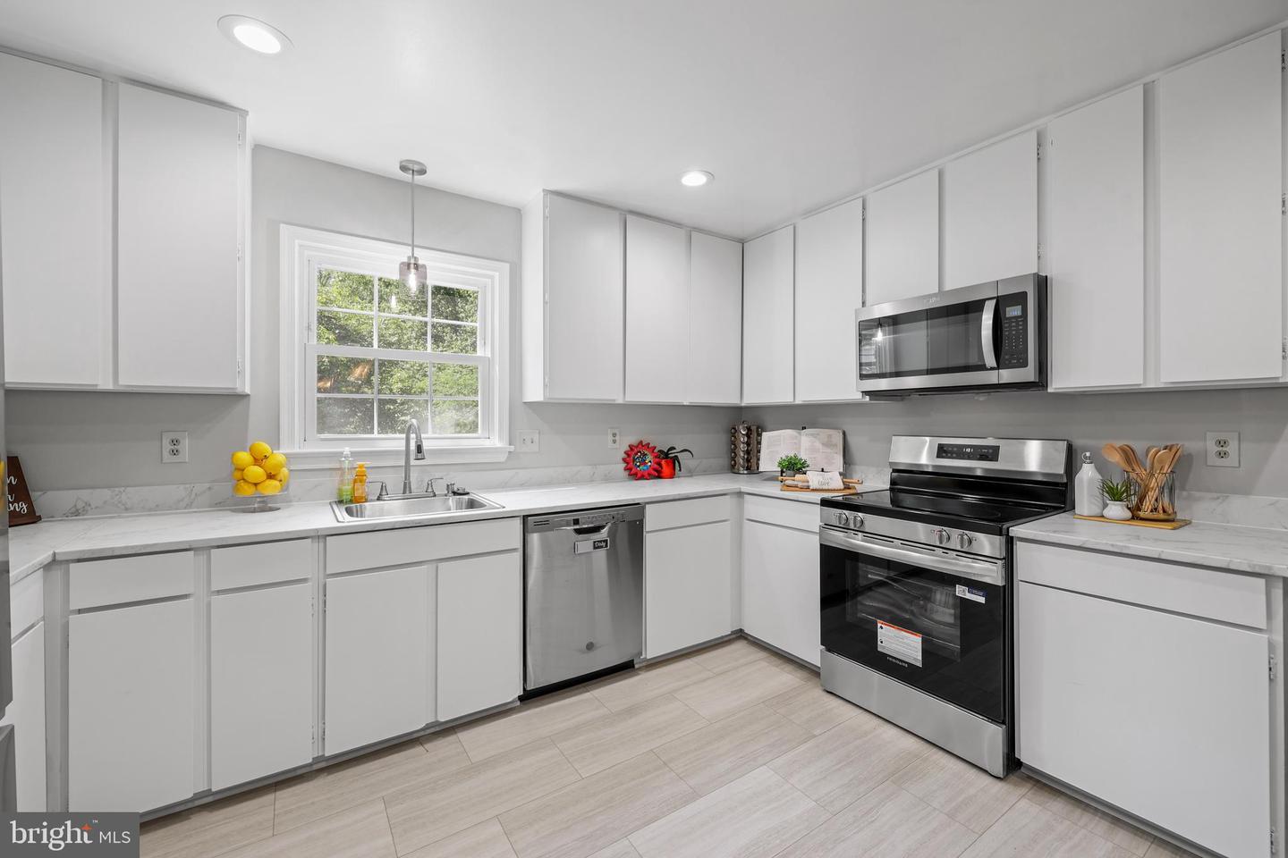 8070 SLEEPY VIEW LN, SPRINGFIELD, Virginia 22153, 4 Bedrooms Bedrooms, ,2 BathroomsBathrooms,Residential,For sale,8070 SLEEPY VIEW LN,VAFX2250020 MLS # VAFX2250020