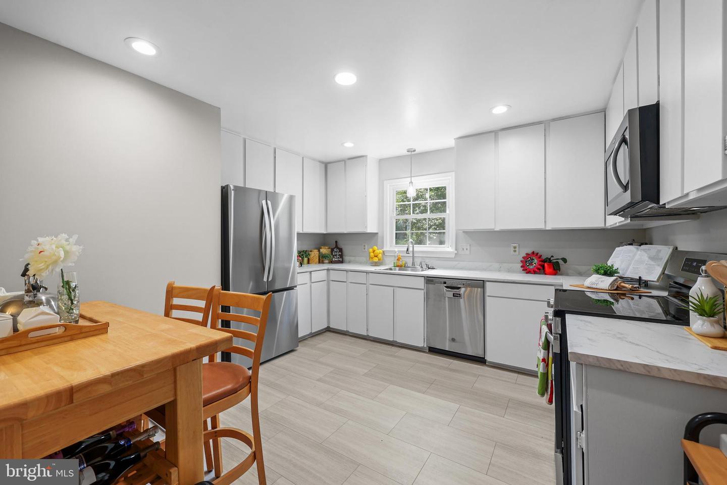 8070 SLEEPY VIEW LN, SPRINGFIELD, Virginia 22153, 4 Bedrooms Bedrooms, ,2 BathroomsBathrooms,Residential,For sale,8070 SLEEPY VIEW LN,VAFX2250020 MLS # VAFX2250020