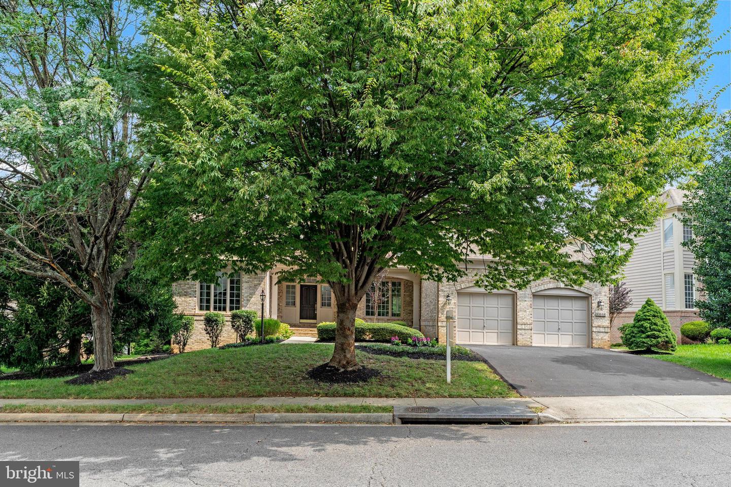 8818 JARRETT VALLEY DR, VIENNA, Virginia 22182, 5 Bedrooms Bedrooms, ,4 BathroomsBathrooms,Residential,For sale,8818 JARRETT VALLEY DR,VAFX2260080 MLS # VAFX2260080