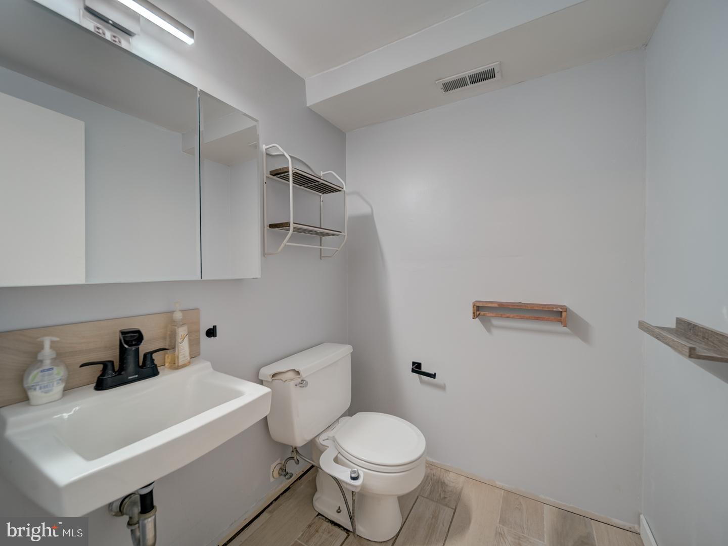 6607 MIDHILL PL, FALLS CHURCH, Virginia 22043, 3 Bedrooms Bedrooms, ,2 BathroomsBathrooms,Residential,For sale,6607 MIDHILL PL,VAFX2261888 MLS # VAFX2261888