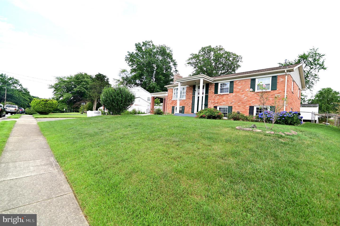 2219 MADISON CT, WOODBRIDGE, Virginia 22191, 6 Bedrooms Bedrooms, ,3 BathroomsBathrooms,Residential,For sale,2219 MADISON CT,VAPW2101816 MLS # VAPW2101816