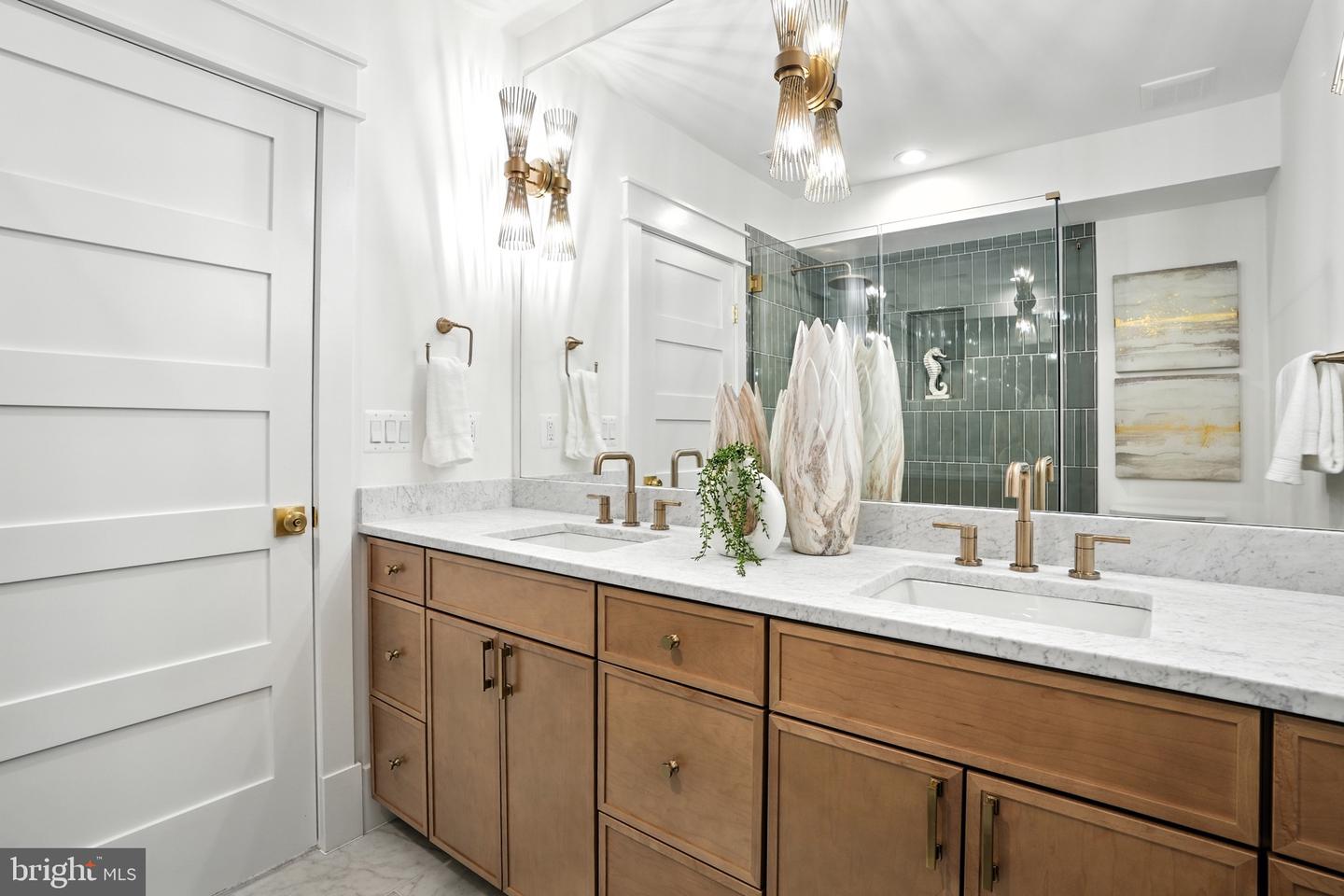 2105-A COMMONWEALTH AVE, ALEXANDRIA, Virginia 22301, 4 Bedrooms Bedrooms, 9 Rooms Rooms,3 BathroomsBathrooms,Residential,For sale,2105-A COMMONWEALTH AVE,VAAX2048732 MLS # VAAX2048732
