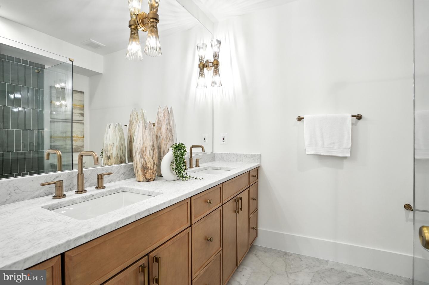2105-A COMMONWEALTH AVE, ALEXANDRIA, Virginia 22301, 4 Bedrooms Bedrooms, 9 Rooms Rooms,3 BathroomsBathrooms,Residential,For sale,2105-A COMMONWEALTH AVE,VAAX2048732 MLS # VAAX2048732